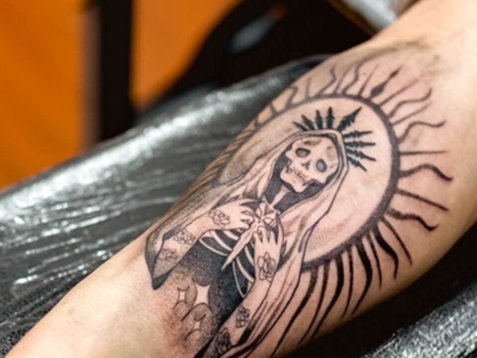 What happens when you sleep with a new tattoo uncovered