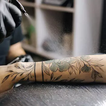 Numbing spray during tattooing