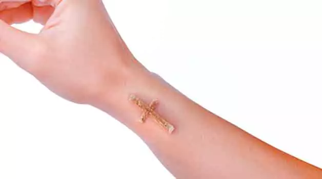 No tattoo ink with scab Is it normal