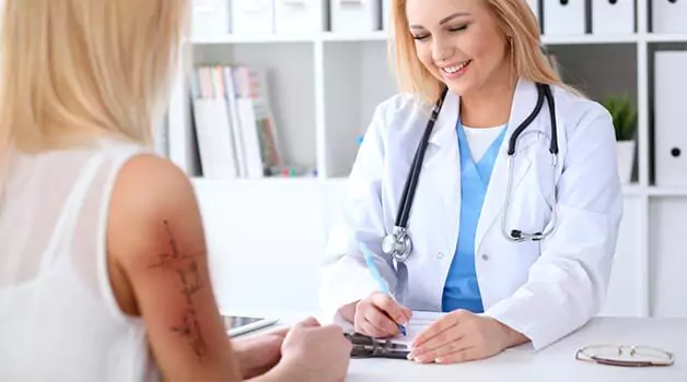 When to go to the doctor for itchy tattoo 7 signs