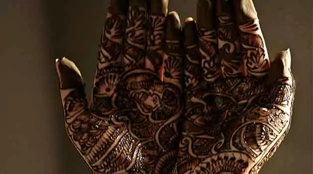 Amount of time you should leave henna on skin