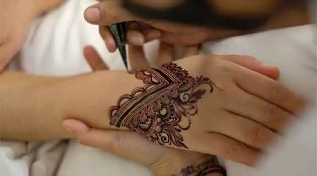 Henna tattoo and how it works