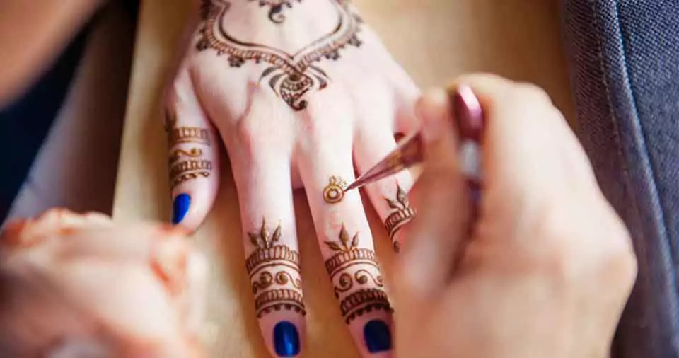 How does henna work