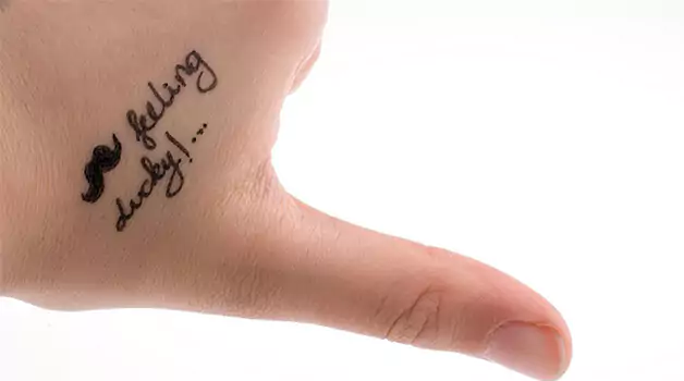 Background-of-tattoos-between-thumb-and-index-finger