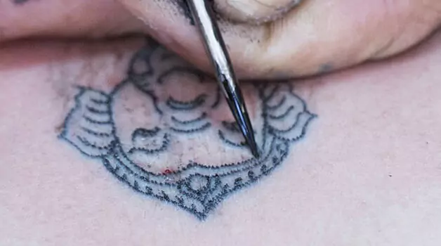 Factors-determining-how-far-a-tattoo-needle-should-stick-out