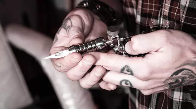 In case-your-tattoo-artist-not-wearing-gloves