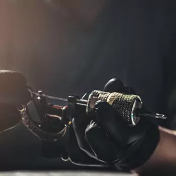 Insert-the-needle-onto-the-tattoo-gun