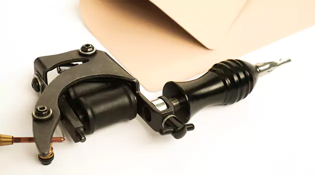 What are some common features to look for when selecting tattoo practice skin