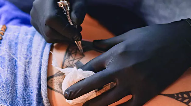 interaction-between-black-gloves-client-skin