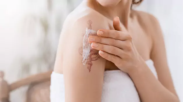 Application-of-aveeno-on-your-tattoo