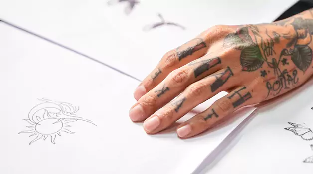 Before getting a finger tattoo: 7 things you need to know