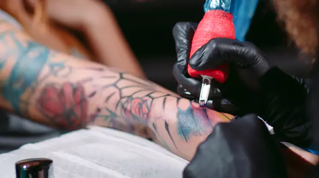 Lessening the pain of hand tattoos