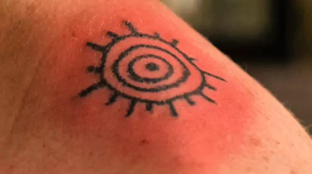 Potential risks & complications of getting a tan before getting a tattoo