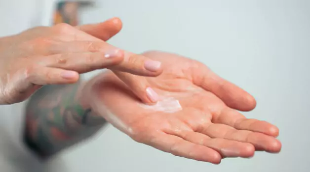 Proper-application-of-neosporin-on-a-tattoo