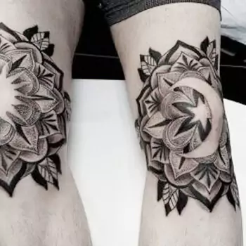 Crescent moon and stars on kneecap tattoo