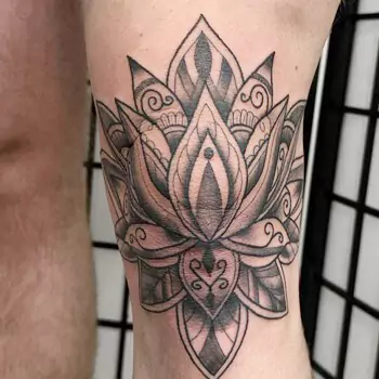 Flowers on kneecap tattoo
