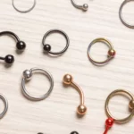 How to unscrew a tight piercing ball without gloves