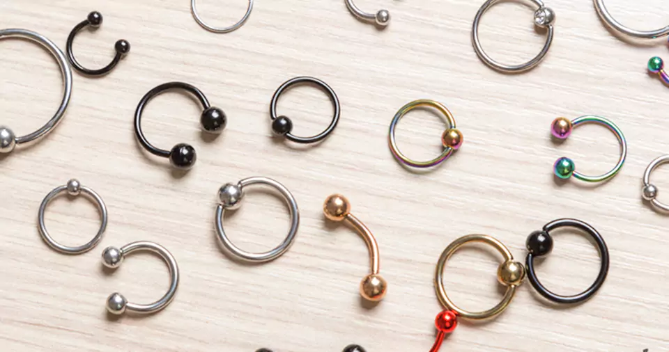 How to unscrew a tight piercing ball without gloves