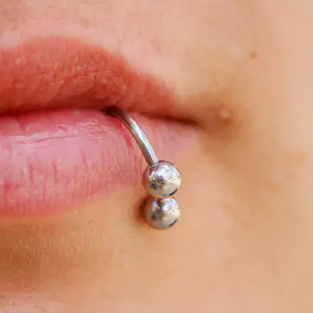 Lips-piercing