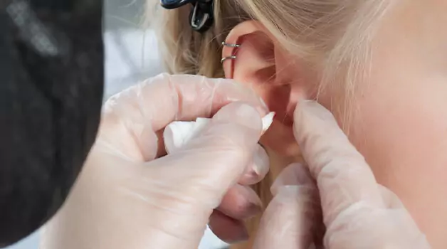 Step by step guide on how to take out a tragus piercing