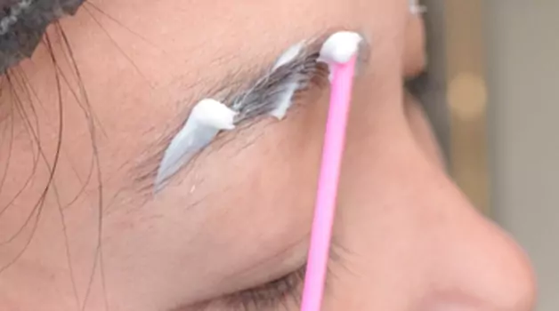 Ways to minimize pain during an eyebrow piercing