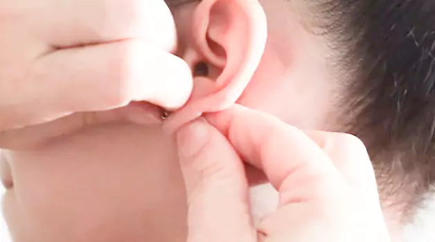 Ways to unscrew a tight piercing ball without gloves