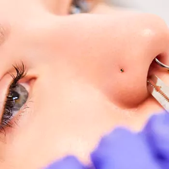 insert-the-jewelry-in-your-nose-piercing